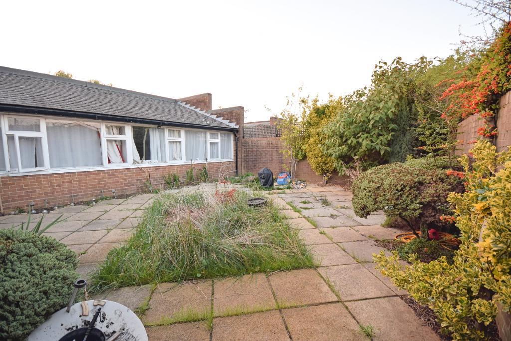 3 Bedroom Bungalow For Sale in Harlow, Essex, CM18 6UJ